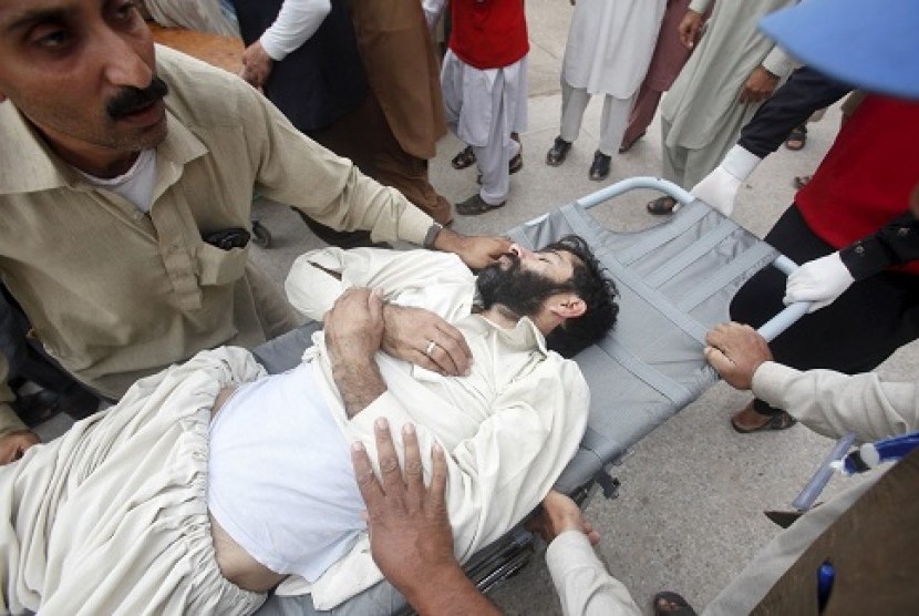 Korban luka akibat gempa dievakuasi di Kota Peshawar, Senin (26/10)