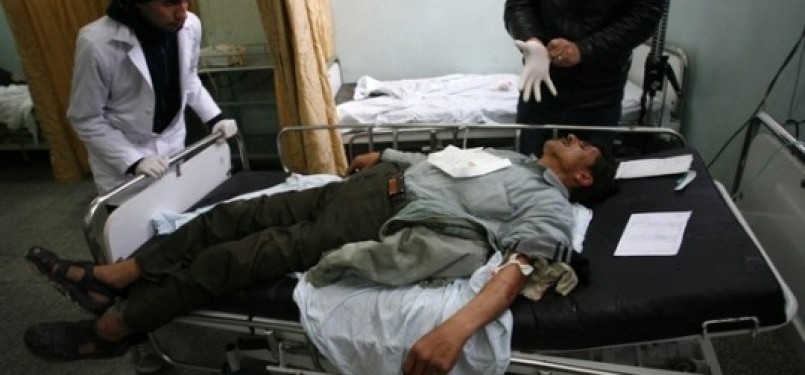 Korban luka akibat serangan Israel saat mendapat perawatan di RS Asy-Syifa.