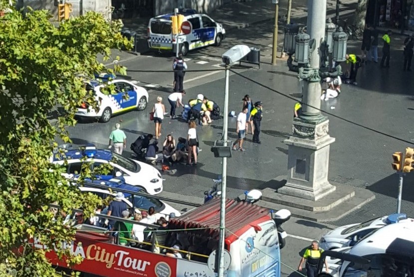  Korban luka diberi pertolongan seketika setelah sebuah van warna putih naik ke pedesterian di distrik berserajarah La Ramblas, Barcelona, Spanyol, dan menabrak pejalan kaki (Ilustrasi)