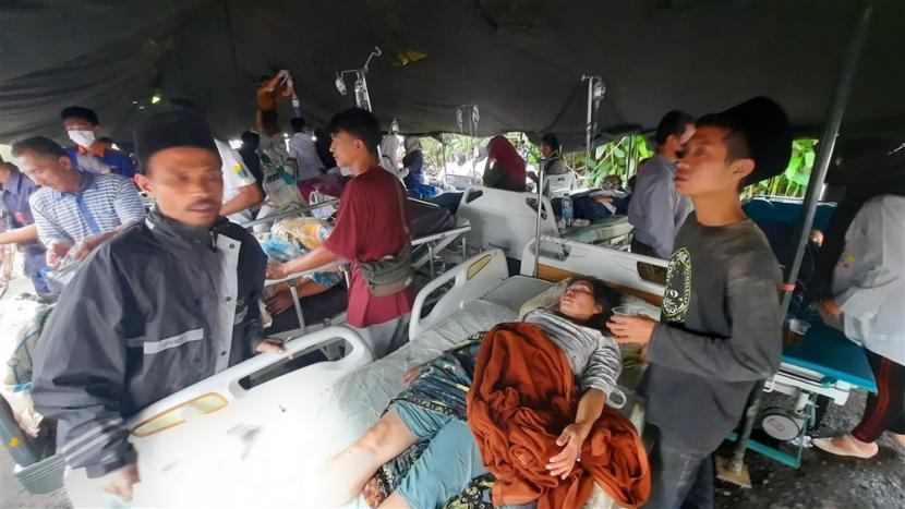 Korban luka gempa mendapat perawatan di rumah sakit di Cipanas, Jawa Barat, Senin, 21 November 2022. Puluhan warga yang menjadi korban gempa Cianjur dibawa ke RSUD Kota Sukabumi.