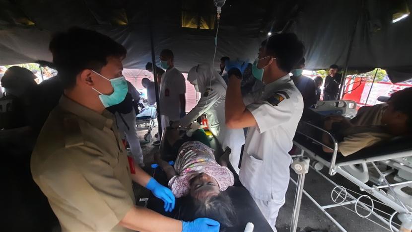Korban luka gempa mendapat perawatan di rumah sakit di Cipanas, Jawa Barat, Senin, 21 November 2022. 