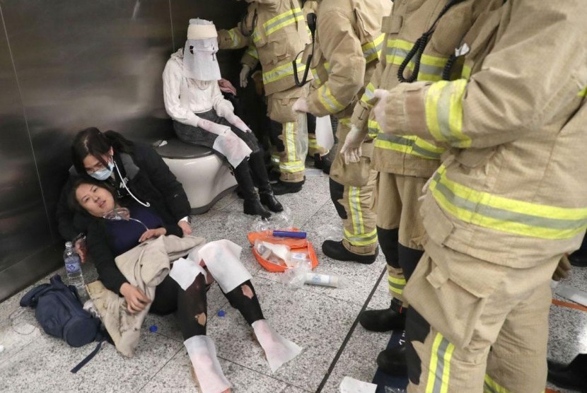 Korban luka-luka dari aksi serangan pembakaran yang dilakukan pelaku, Cheung Kam Fai di Stasiun Tsim Sha Tsui, Hong Kong, Ahad (12/2).