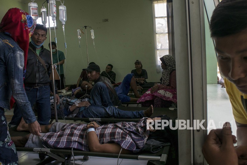 Korban minuman keras (miras) oplosan mendapat perawatan lanjutan oleh petugas di Instalasi Gawat Darurat (IGD) di RSUD Cicalengka, Kabupaten Bandung, Jawa Barat, Selasa (10/4).