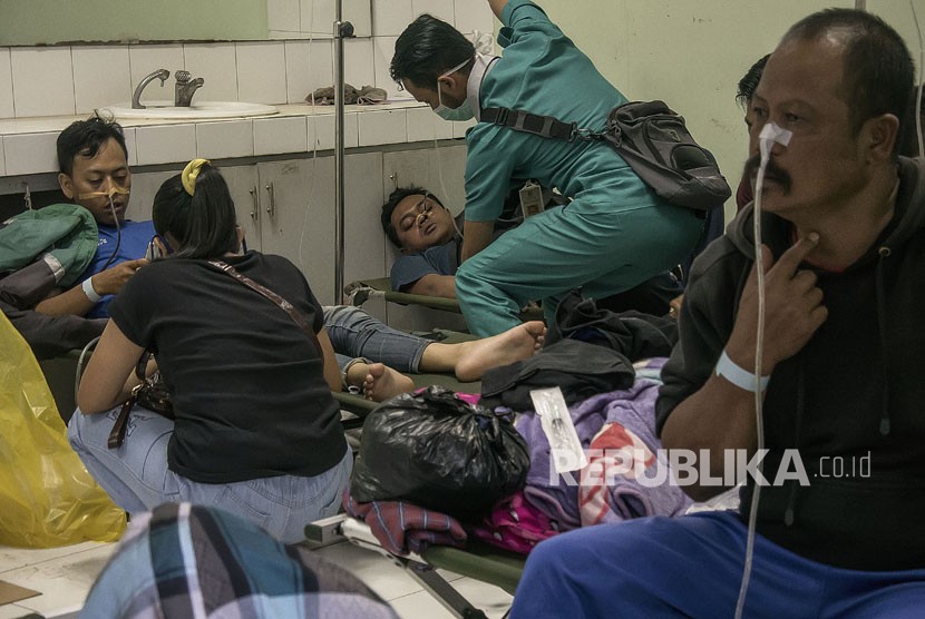 Victims of bootleg liquor are treated at Emergency Room of Cicalengka District General Hospital, Bandung, West Java, Tuesday (April 10). 
