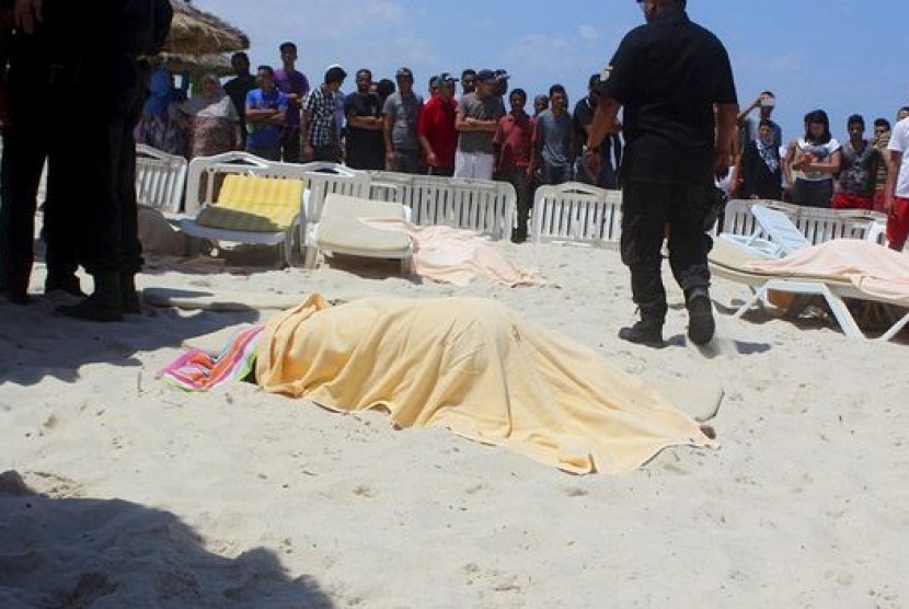 Korban penembakan di sebuah resor di Sousse, Tunisia, Jumat (26/6).
