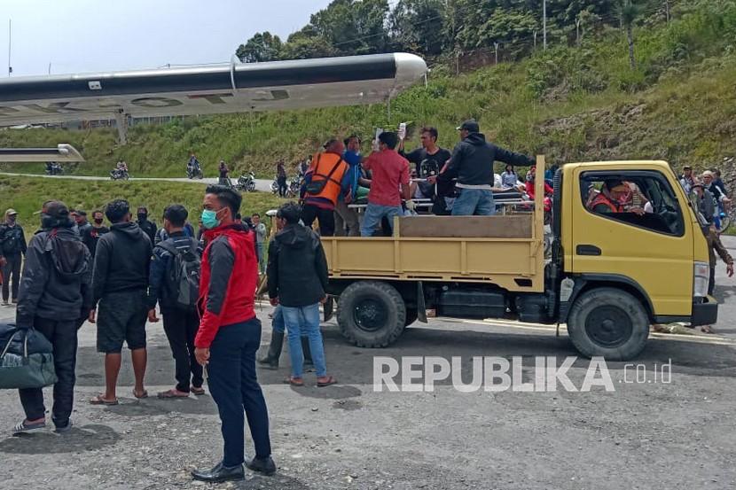 Korban penembakan Kelompok Kriminal Bersenjata (KKB) dibawa menggunakan truk menuju pesawat saat evakuasi di Intan Jaya, Papua, pada peristiwa yang terjadi Senin (14/9/2020). Saat itu ada dua tukang ojek ditembak oleh KKB di Sugapa, Kabupaten Intan Jaya.