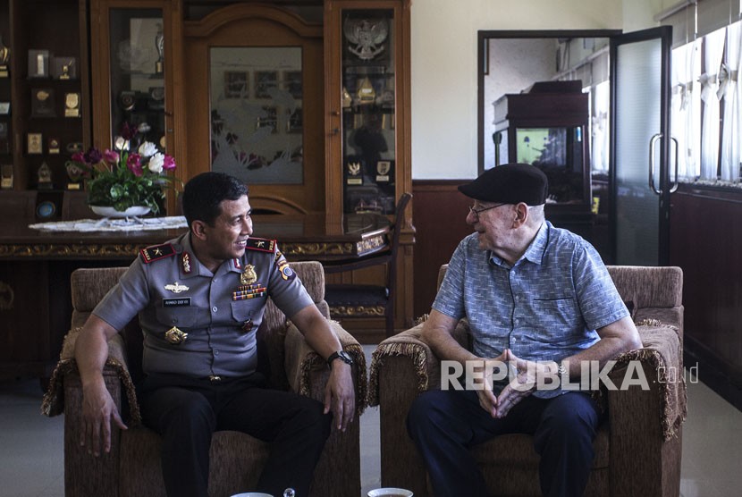 Korban penyerangan di Gereja St. Lidwina, Romo Karl Edmund Prier (kanan), bertemu dengan Kapolda Daerah Istimewa Yogyakarta (DIY) Brigjen Pol Ahmad Dofiri (kiri) di Polda DIY, DI YOgyakarta, Rabu (21/2). 