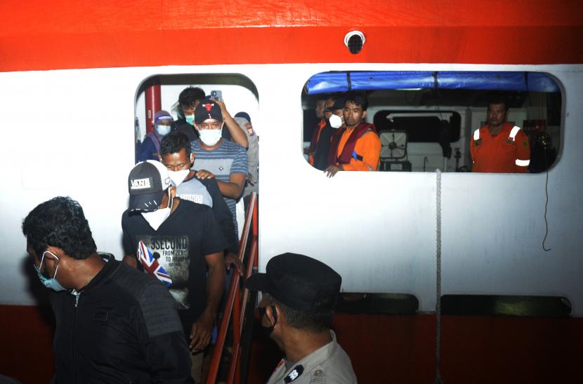 Korban selamat dari tenggelamnya KM Ladang Pertiwi Dua turun dari KN SAR Kamajaya di Pelabuhan Peti Kemas, Makassar, Sulawesi Selatan, Senin (30/5/2022). Dua korban selamat dari tenggelamnya KM Ladang Pertiwi Dua yang merupakan juragan kapal dan ABK tersebut di evakuasi ke Makassar untuk dimintai keterangan guna menyelidiki penyebab tenggelamnya kapal, sementara total korban selamat menjadi 31 orang dan 11 orang masih dalam pencarian. 