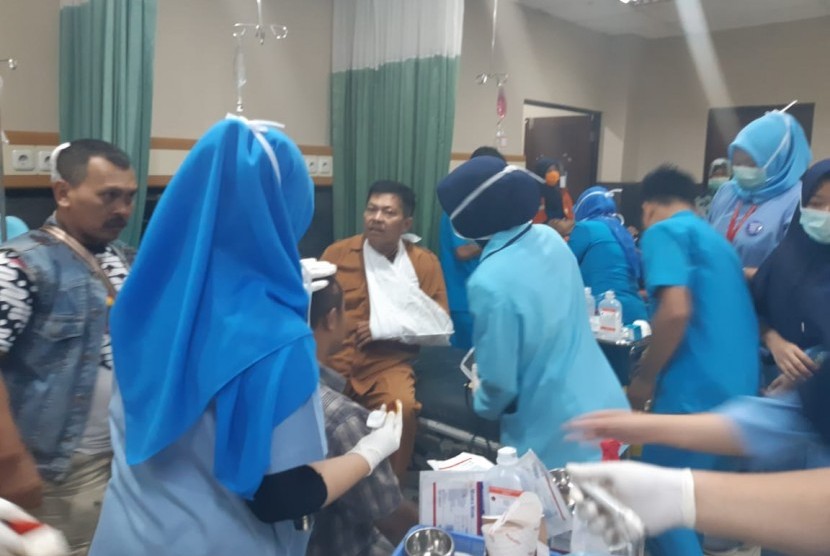 Korban selamat kecelakaan beruntun di Tol Cipularang KM 91, Kabupaten Purwakarta, sedang mendapat penanganan medis di RSU MH Thamrin Purwakarta, Senin (2/9). 