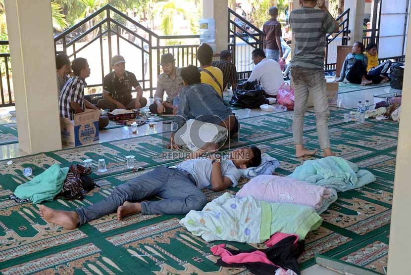   Korban selamat kecelakaan kapal Bahuga Jaya beristirahat di Masjid Rumah Sakit Krakatau Medika Cilegon, Banten, Rabu (26/9). (Agung Supriyanto/Republika)