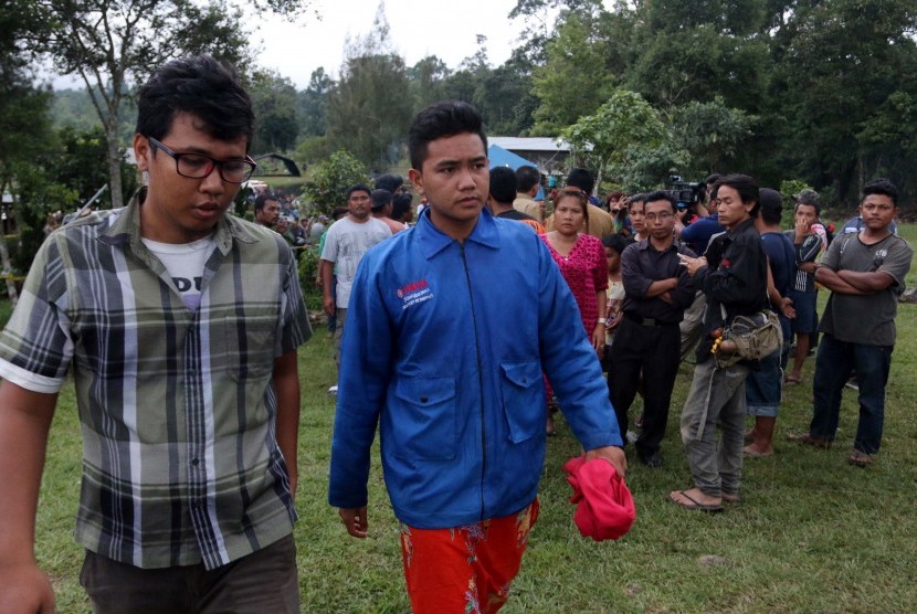 Korban selamat pada peristiwa banjir bandang Sibolangit Mordang (tengah) berada di posko evakuasi, di Deli Serdang, Sumatera Utara, Senin (16/5). 
