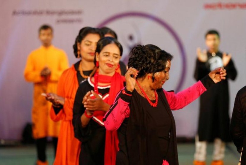 Korban serangan air keras berlenggak-lenggok di panggung mode berjuluk “Beauty Redefined” yang digagas ActionAid Bangladesh di Dhaka, Bangladesh, 7 Maret 2017.