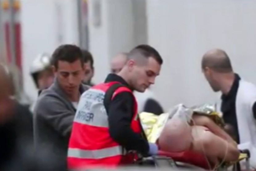 Korban serangan di kantor media Charlie Hebdo sedang dievakuasi