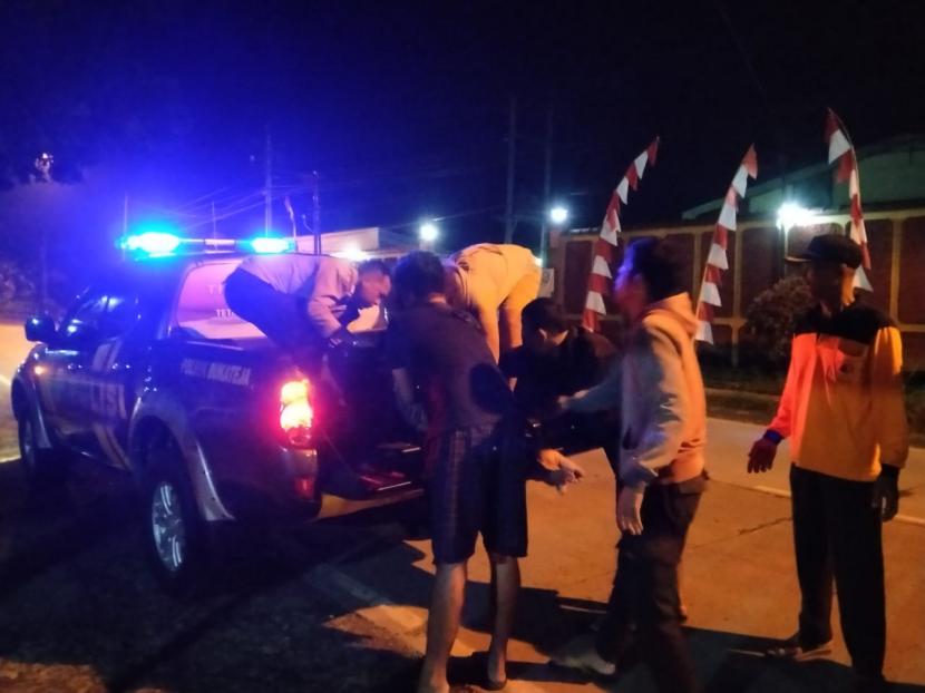 Korban tabrak lari dievakuasi polisi dan warga di jalan raya Desa Majasari, Kecamatan Bukateja, Kabupaten PurbaIingga, Senin (8/8/2022) pagi. (