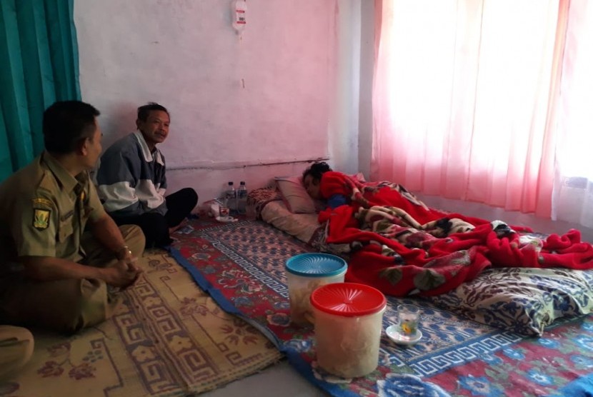 Korban tenggelam yang hilang selama 18 bulan Nining (53) erbaring di rumahnya di Kampung Cibunar Desa Gedepangrango Kecamatan Kadudampit Kabupaten Sukabumi Senin (2/7).