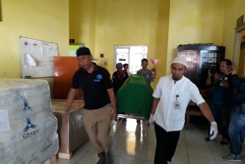 Korban tewas akibat keracunan makanan tutut selesai diotopsi di RSUD R Syamsudin SH Kota Sukabumi dan langsung dibawa ke rumahnya di Kecamatan Kadudampit, Kabupaten Sukabumi untuk dimakamkan, Rabu (25/7).