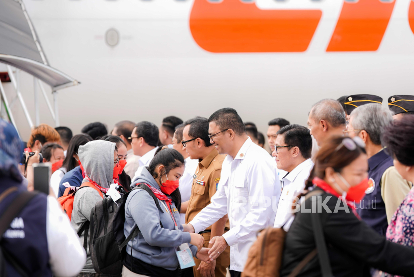 Korban tindak pidana perdagangan orang (TPPO) dari Myawaddy, Myanmar tiba di Bandara Soekarno-Hatta, Kota Tangerang, Banten pada Selasa (18/3/2025).