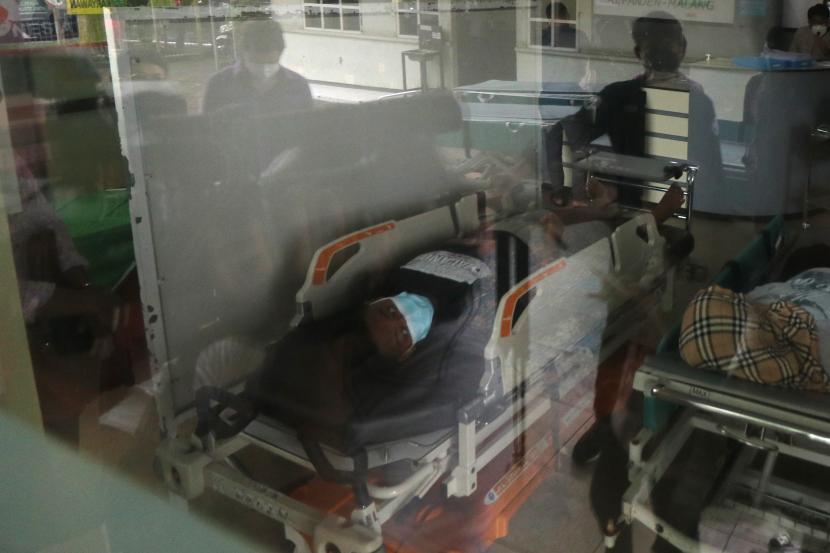 Korban tragedi Kanjuruhan mendapatkan perawatan di RSUD Kanjuruhan, Malang, Jawa Timur, Senin (3/10/2022). Hingga hari ketiga pascatragedi Kanjuruhan, terdapat 10 korban yang masih dirawat di rumah sakit tersebut. 