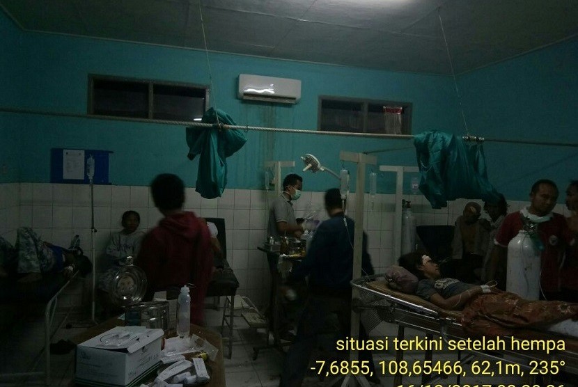 Korban yang mengalami luka-luka mendapat perawatan medis di RSUD Kabupaten Ciamis pascagempa bumi melanda sejumlah wilayah di Indonesia, termasuk Kabupaten Ciamis pada Jumat (15/12) malam.