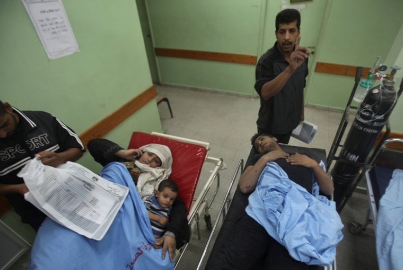 Korban yang terluka akibat serangan brutal Israel menunggu perawatan di Rumah Sakit Asy-Syifa, Gaza, Palestina.