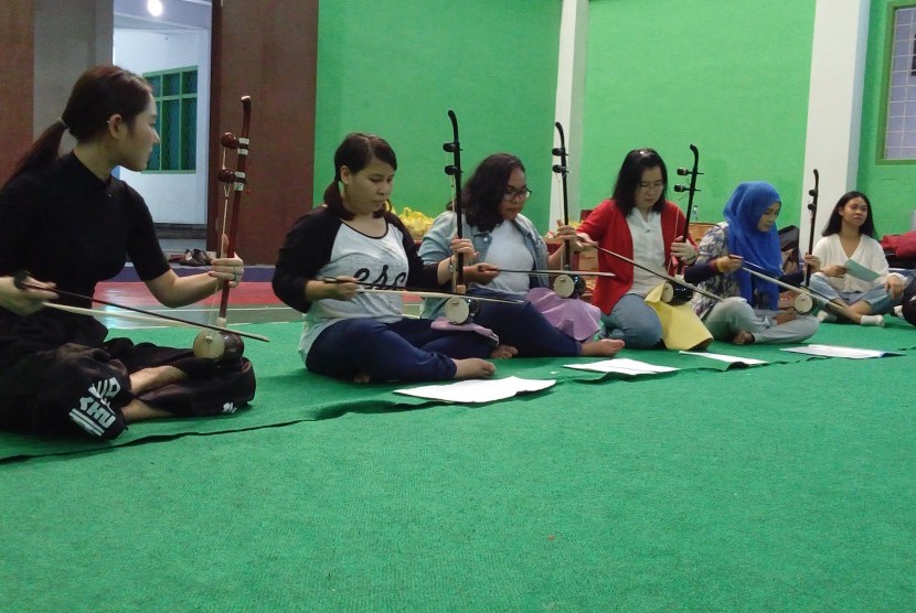 Korea Cultural Center (KCC) Indonesia mengadakan kegiatan sosial dengan mengunjungi Yayasan Pendidikan Luar Biasa (YPLB) Nusantara, di Depok, Jawa Barat, Jumat (27/11).
