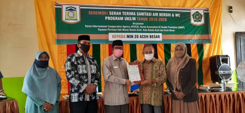 Korea International Cooperation Agency (KOICA)-Korea Association of Health Promotion (KAHP) melalui yayasan Permata Hati Mazas membantu pembangunan fasilitas sanitasi dan toilet untuk Madrasah Ibtidaiyah Negeri (MIN) 28 Samahani Aceh Besar.