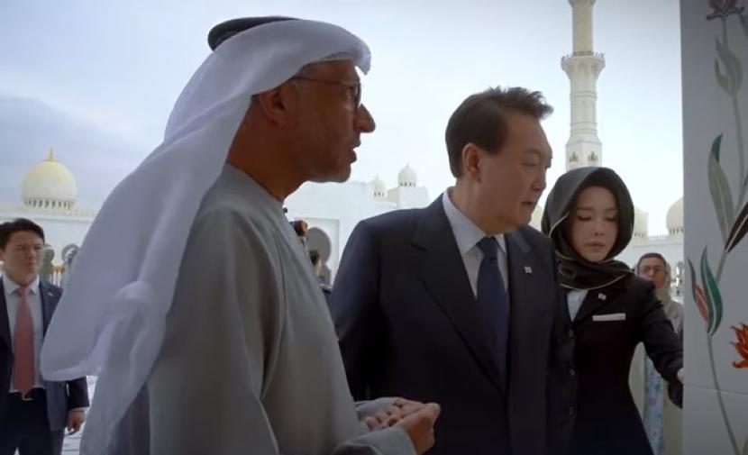  Presiden Republik Korea Selatan, Yoon Suk Yeol (tengah), mengunjungi Masjid Agung Sheikh Zayed (SZGM), Ahad (15/1/2023). Presiden Korea Selatan Yoon Suk Yeol terkesan dengan Masjid Agung Sheikh Zayed 