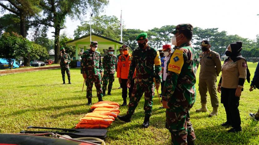 Korem 061 Suryakancana menggelar latihan penanggulangan bencana alam selama tiga hari di Yonif 315 untuk ratusan personel gabungan, Rabu (27/10).