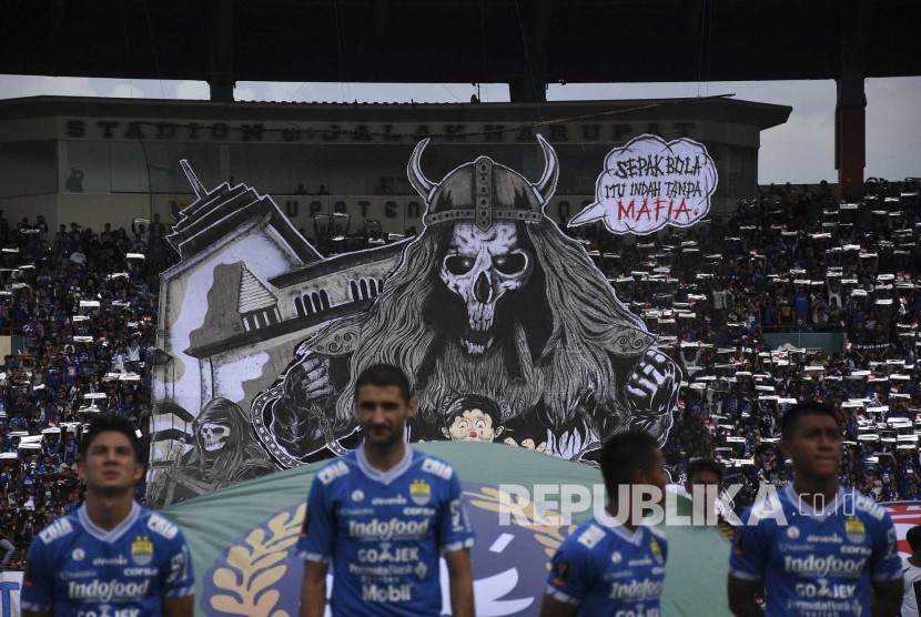 Koreografi dari suporter Persib Bandung pada laga pertama Piala Presiden 2019 di Stadion Si Jalak Harupat, Kabupaten Bandung, Sabtu (2/3). 