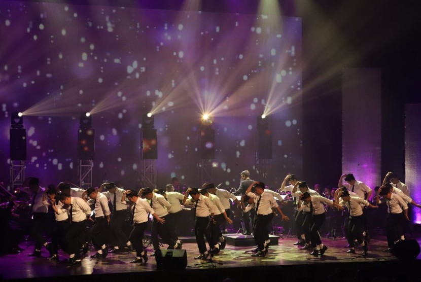 Koreografi ikonik Michael Jackson yang dibawakan dalam konser orkestra Avip Priatna bertajuk Beat It di TIM, Sabtu (1/12).