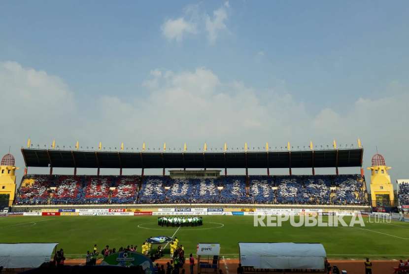 Koreografi save Rohingya bobotoh Persib di Stadion Si Jalak Harupat, Kabupatén Bandung, Sabtu (9/9).