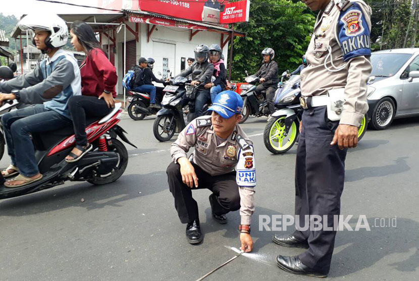 Korlantas Polri bersama dengan Road Accident Rescue Traffic Accident Analysis (RAR TAA) melakukan olah TKP di Jalan Raya Puncak, Turunan Selarong, Cipayung, Megamendung, Kabupaten Bogor, Ahad (23/4). 
