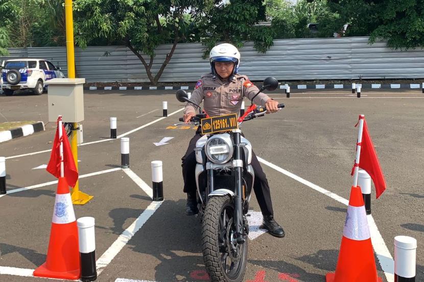 Korlantas Polri resmi menerbitkan SIM C1 untuk pengemudi sepeda motor dari 250-500 CC, di Satpas Polda Metro Jaya, Daan Mogot, Cengkareng, Jakarta Barat, Senin (27/5/2024). 