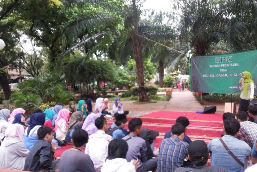 Kornas Komunitas Pecinta Kyai (KPK) Agung (tengah) bersama sejumlah anggotanya memberikan pernyataan sikap usai menggelar acara pentas seni di Taman Amir Hamzah, Jakarta, Jumat (10/2/2017).