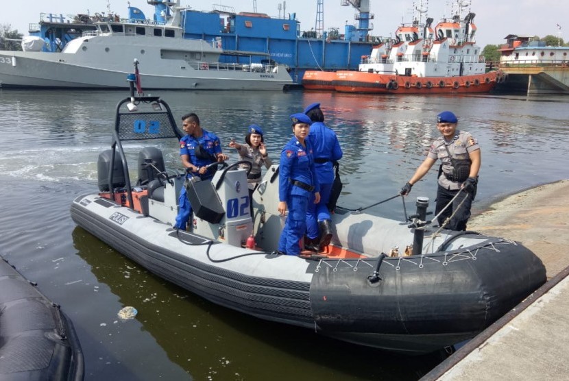 Korpolairud Ditpolairut Bhamarkam Polri melakukan penyisiran terkait kemunculan buaya di Pulau Pondok Duyung, Teluk Jakarta, Ahad (17/6).