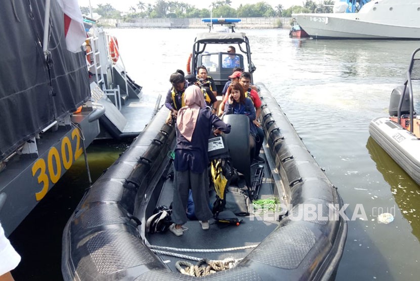 Korpolairud Ditpolairut Bhamarkam Polri melakukan penyisiran terkait kemunculan buaya di Pulau Pondok Duyung, Teluk Jakarta, Ahad (17/6). 