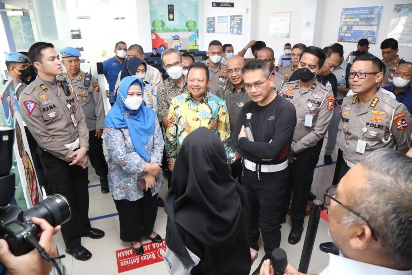 Korps Lalu Lintas Kepolisian Negara Republik Indonesia (Korlantas Polri) bersama BPJS Kesehatan dan Jasa Raharja meninjau Polres Purwakarta.