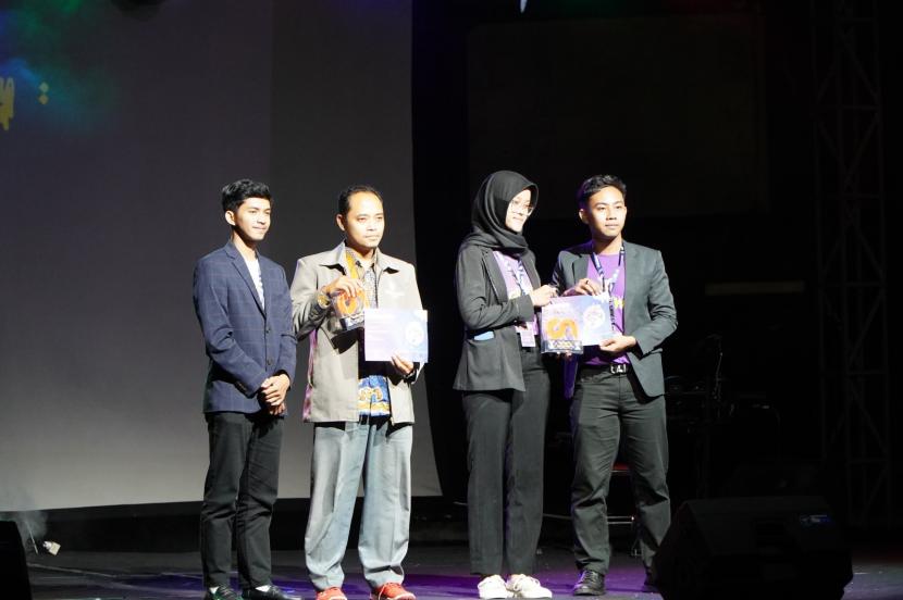 Korps Mahasiswa Ilmu Komunikasi Universitas Muhammadiyah Yogyakarta (Komakom UMY) baru-baru ini menggelar rangkaian acara Communication Awards yakni Meet & Discuss dengan tajuk Dekat Tak Terasa, Food Waste Masih Tersisa. Acara ini diselenggarakan di Miniballroom Arung Samudera Porta by The Ambarrukmo, Sabtu (24/6/2023).