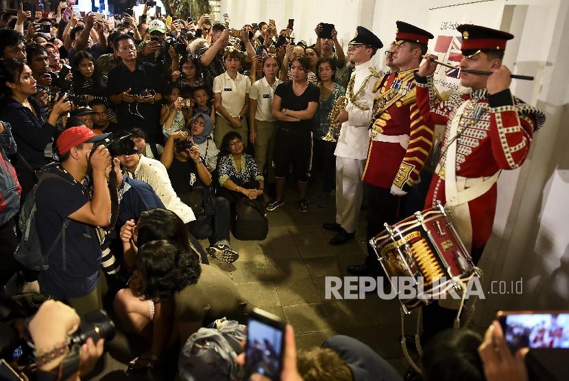 Korps musik militer dari Inggris bermain musik di Terowongan Kendal, Jakarta, Jumat (21/6/2019). Kedutaan Besar Inggris bersama PT MRT Jakarta mengundang musisi Militer Inggris dari The Central Band of The Royal Airforce dan 1st Battalion of Grenadier Guards untuk bermain musik dalam rangka Hari Ulang Tahun (HUT) DKI Jakarta ke-492 serta perayaan 70 tahun hubungan diplomatik Indonesia-Inggris. 