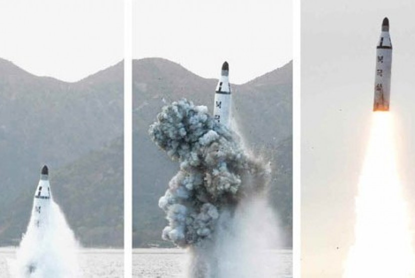 Korut melakukan uji coba misil balistik di pantai semenanjung Korea pada 23 April 2016.