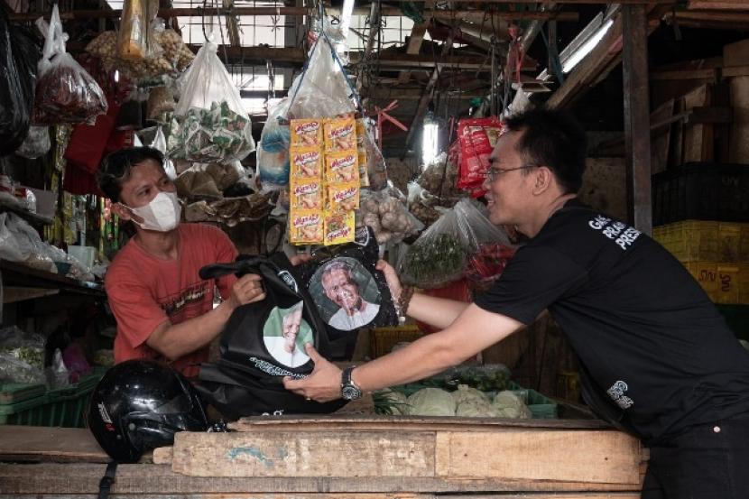 Korwateg mengajak para pedagang pasar mendukung Ganjar Pranowo dalam sosialisasi di Pasar Pintu Air Petamburan, Jakarta Pusat, Sabtu (20/8/2022) 