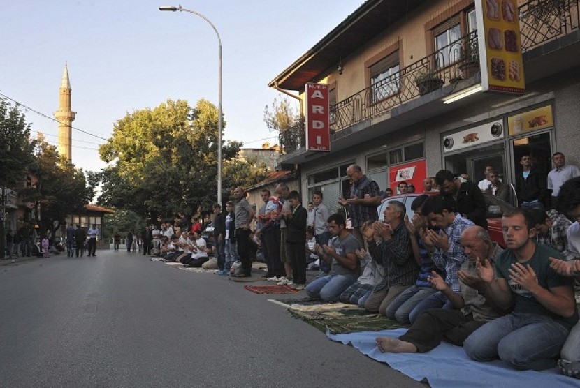 Kosovo Muslims pray in the streets of capital Pristina during Islamic festivity last year. Considering that Indonesia is a strategic member of OIC and NAM, the nation in Balkan asks Indonesia to recognize its independence. (illustration)