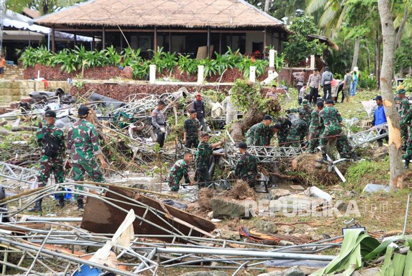 Kostrad mengirimkan prajuritnya membantu korban tsunami di Banten.