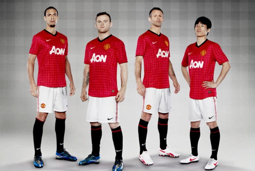 Kostum Manchester United musim 2012/2013.
