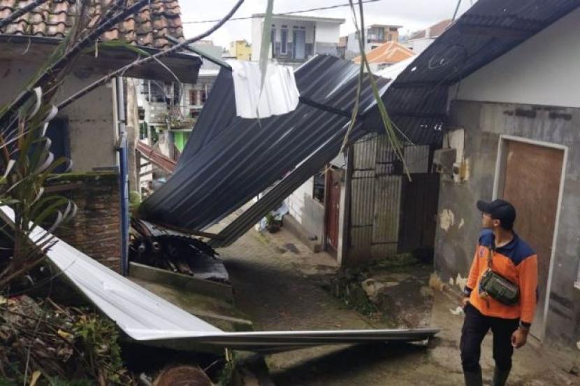 Personel BPBD Kota Batu melihat kondisi salah satu rumah yang mengalami kerusakan akibat dampak cuaca ekstrem di Kota Batu, Jawa Timur, Selasa (12/3/2024).