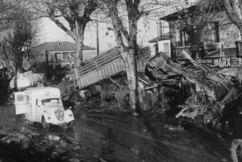 Kota Frejus, Prancis yang hancur karena terjangan air dari Bendungan Malpasset yang runtuh pada 2 Desember 1959.