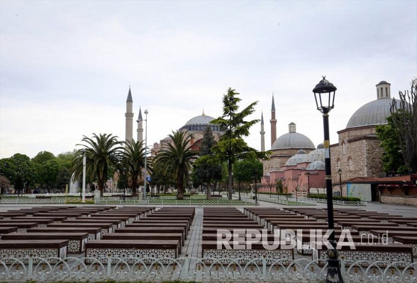 Status Hagia Sophia Belum Jelas, Kristen Turki Terpecah. Kawasan Hagia Sophia terlihat kosong di masa pandemi Covid-19 di Istanbul, Turki pada 3 Mei 2020. 
