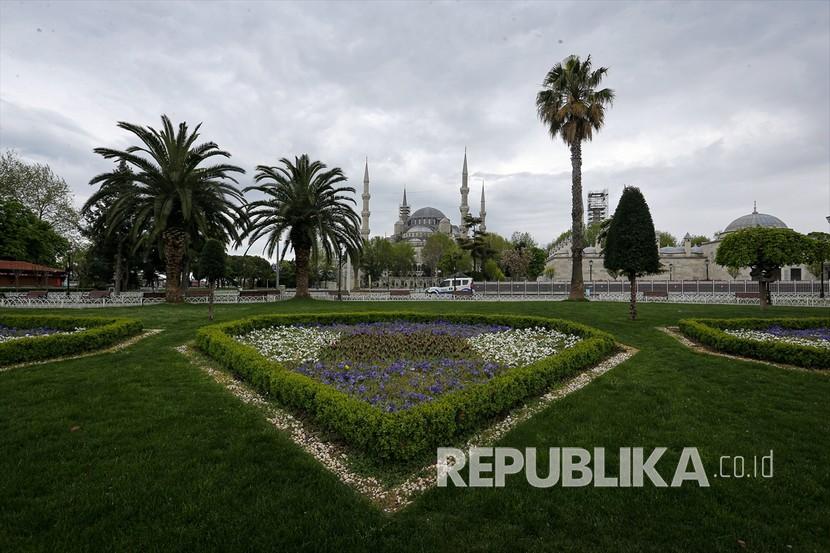Turki sebelumnya telah melonggarkan lockdown.. Foto: Kawasan Masjid Sultanahmet terlihat kosong di masa pandemi Covid-19 di Istanbul, Turki pada 3 Mei 2020. 