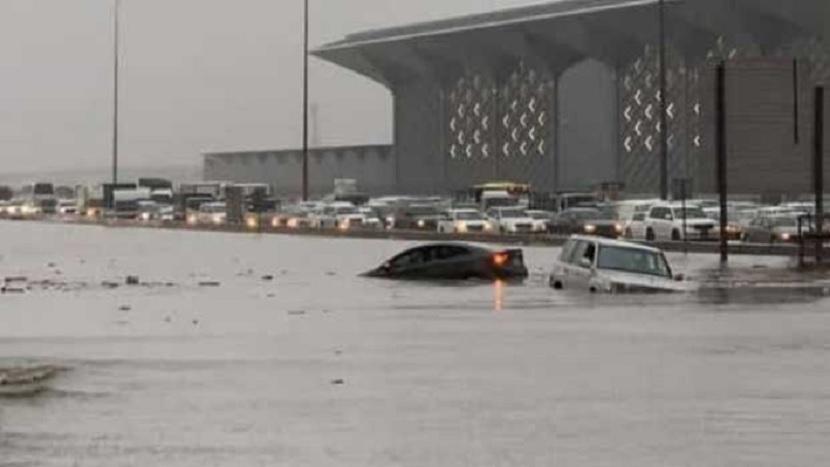 Kota Jeddah banjir setelah diguyur hujan berjam-jam. Jalan menuju Kota Mekkah tertutup air, sejumlah sekolah, universitas, dan bandara ditutup