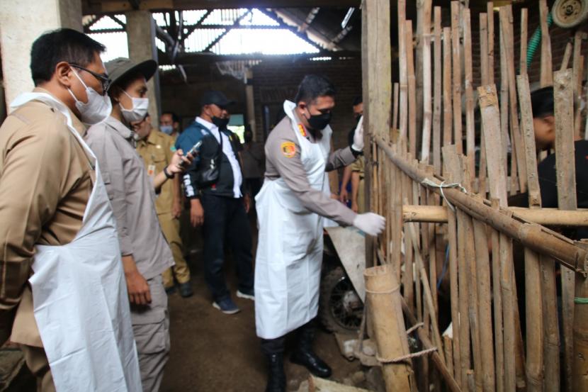 Kota Malang meluncurkan kegiatan vaksinasi untuk hewan ternak yang terpapar Penyakit Mulut dan Kuku (PMK) di Jalan Istiqomah RT 12 RW 1 Kelurahan Tlogowaru, Kecamatan Kedungkandang, Kota Malang, Senin (27/6/2022). 